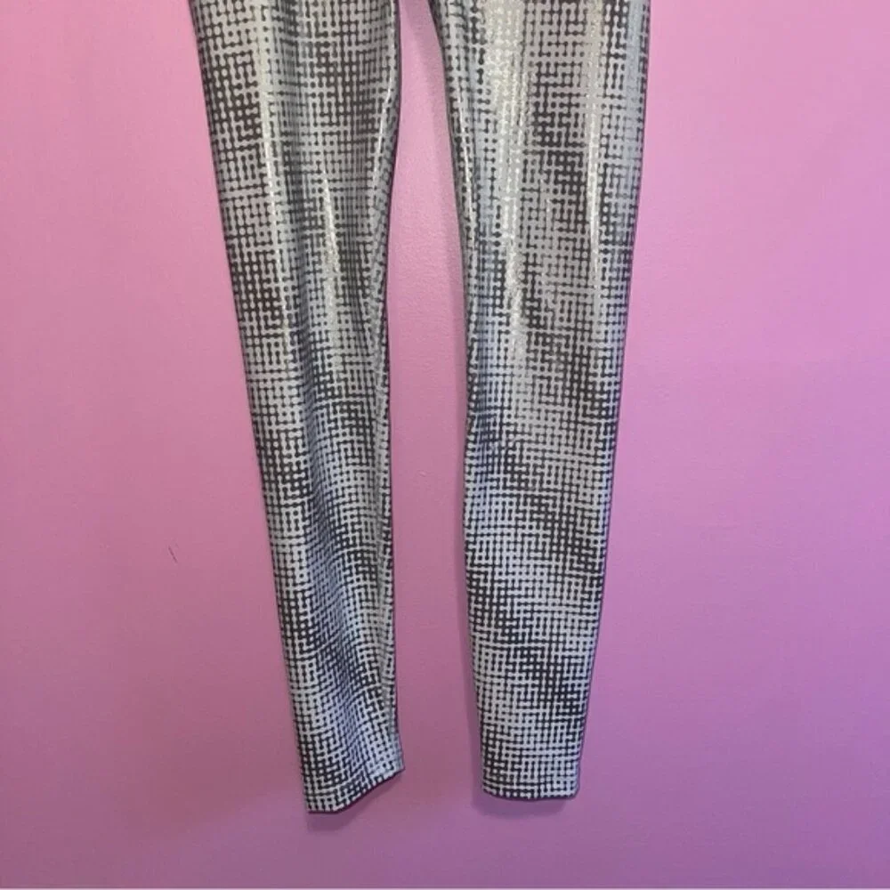 Peloton Leggings Women's Size Medium Silver White Show Up Digital Foil High Rise